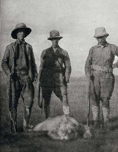 Theodore Roosevelt, presidente de EE UU (a la derecha de la imagen), tras una cacería en África en 1910.