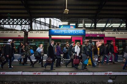 Pasajeros en la estación de trenes Paris Saint-Lazaree, en París