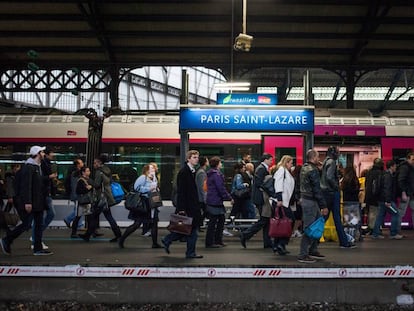 Pasajeros en la estación de trenes Paris Saint-Lazare, en París.