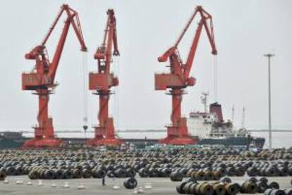 Vista general donde se observan varias láminas de acero antes de ser cargadas en contenedores en el puerto de Yingkou, en Shenyang, noreste de China. EFE/Archivo