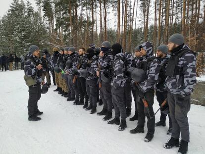 Miembros de la llamada Milicia Nacional se preparan para entrenar en un cuartel cerca de Kiev, este martes.