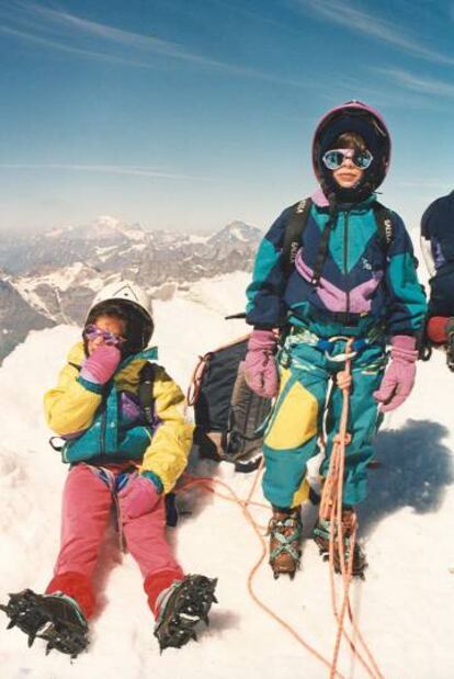 Kilian, de pie, con siete años y junto a su hermana Naila, en el Breithorn, en los Alpes suizos.