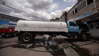 Un camión cisterna abastece de agua a una purificadora en la colonia de Santa María Aztahuacán, en 2022. 