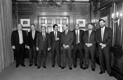 Macià Alavedra, Rodrigo Rato, Jordi Pujol , José María Aznar, Josep Antoni Duran Lleida, Joaquim Molins, Josep María Sánchez Llibre y Mariano Rajoy posan para los fotógrafos en el hotel donde se celebró la cena para sellar el pacto del Majestic entre el PP y CiU en 1996.