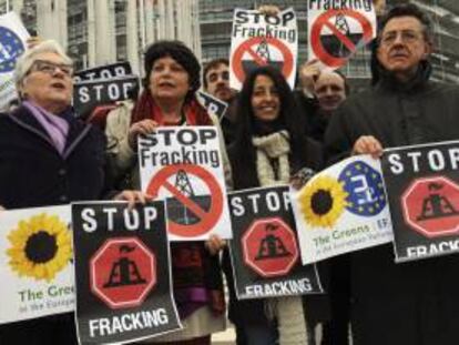 Ecologistas y activistas del Partido Verde protestan contra el "fracking" o fractura hidráulica, un método para la extracción de gas natural, delante del Parlamento Europeo en Estrasburgo (Francia). EFE/Archivo
