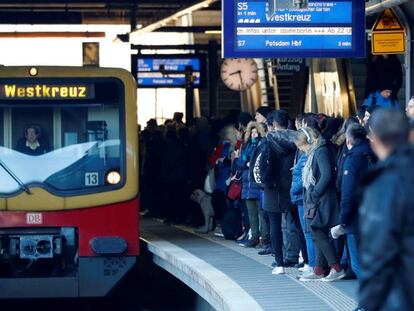 Pasajeros esperan el tren en la estación de Ostkreuz durante la huelga del servicio municipal del transporte en Berlín, el 15 de febrero. 