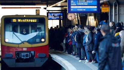Pasajeros esperan el tren en la estación de Ostkreuz durante la huelga del servicio municipal del transporte en Berlín, el 15 de febrero. 