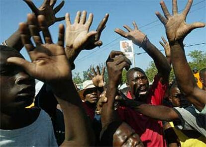 Seguidores de Aristide protestan por la muerte de un hombre a manos de las tropas extranjeras.