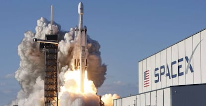 Cohete SpaceX Falcon Heavy, con el satélite Arabsat 6A a bordo, despegando de Caño Cañaveral (Florida, EE UU) el pasado día 11.