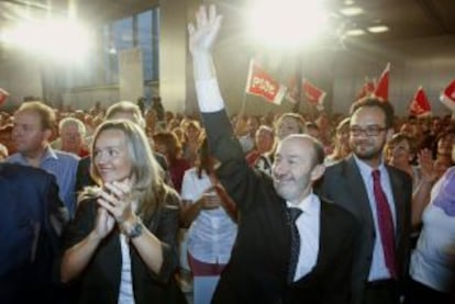 Alfredo P&eacute;rez Rubalcaba saluda durante un acto pol&iacute;tico en Zaragoza.