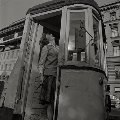 'Conductora de tranvía', Leningrado, 1979. Una de las fotografías de la ex URSS que tomó Savelev.