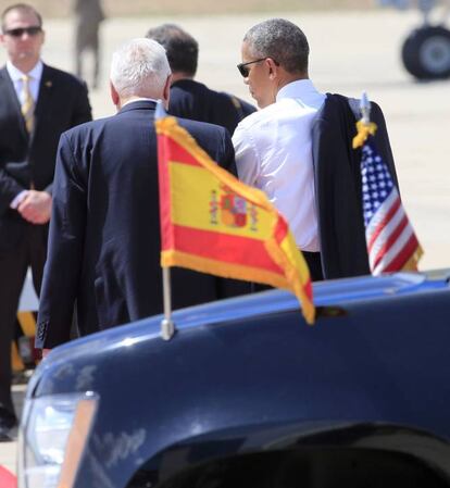 El presidente de EEUU, Barack Obama, acompañado por el ministro de Asuntos Exteriores en funciones, José Manuel García-Margallo en la base aérea de Torrejón de Ardoz antes de partir hacia la base naval de Rota.