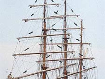 El buque escuela <i>Gloria,</i> atracado en el puerto de Cartagena de Indias.