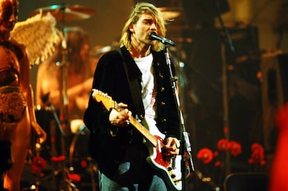 Depois de sua morte, Cobain chegou a liderar em 2006 a lista da revista ‘Forbes’ de artistas desaparecidos com maior receita anual, à frente de Elvis Presley, que voltou a liderar essa classificação nas edições seguintes. A morte do líder do Nirvana deu lugar ao nascimento de dezenas de teorias conspiratórias que garantiam que ele tinha sido assassinado. Também surgiram numerosos documentários não autorizados, como o dirigido por Nick Broomfield, ‘Kurt & Courtney’.