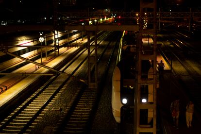 La ya oscura estación de tren de Valladolid recibe a los viajeros unos minutos después de la medianoche. Han pasado unas 17 horas desde que se montaron en los vagones y el tiempo ha servido para cambiar de aires, refrescarse, pasar un día distinto y confirmar que ha valido la pena, según admiten los grupos. Muchos de ellos suelen utilizar este servicio y aseguran que volverán a emplearlo más adelante este verano.