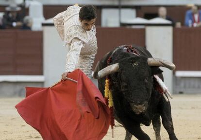 El torero Miguel &Aacute;ngel Delgado durante la lidia de su segundo toro en la corrida de la Hispanidad 