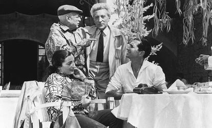 Vallauris (Francia), 25 de octubre de 1961. Picasso (i) y su esposa, Jacqueline, junto a Jean Cocteau (c) y Luis Miguel Dominguín (d), el día del 80 cumpleaños del pintor.