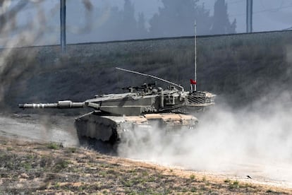 Un tanque Merkava IV del ejército israelí se mueve cerca de la frontera con la franja de Gaza, en la ciudad de Sderot.