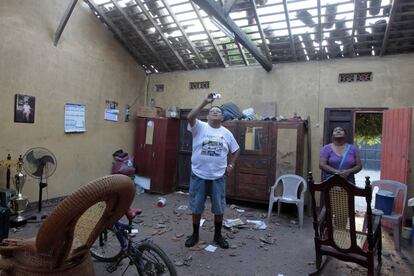 Un hombre hace una foto del interior de su casa dañada por un terremoto de magnitud 6,1 en la ciudad de Nagarote al oeste de Nicaragua.