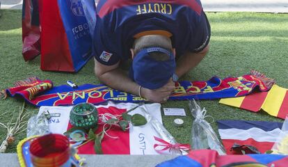 Un seguidor de FC Barcelona ofrece sus respetos al mítico jugador de Barcelona y la selección holandesa que ha fallecido a los 68 años.