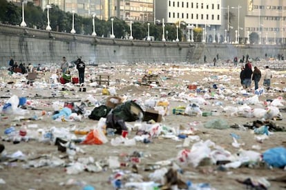 Aspecto de la playa coruñesa de Orzán tras la noche de San Juan