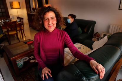 Alicia Redondo, diagnosticada de un cáncer de colon en noviembre, en su casa de Terrassa (Barcelona).