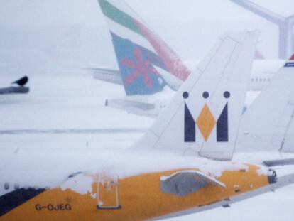La nieve cubre varios aviones en el aeropuerto londinense de Gatwick.