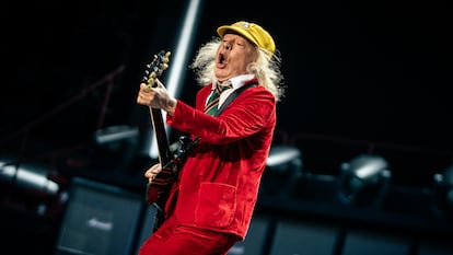Angus Young, anoche, en el concierto de AC/DC en el estadio Metropolitano.