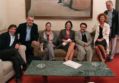 De izquierda a derecha, Bernardino León, Imanol Uribe, Farida Benlyazid, Carmen Romero, Ferid Boughedir, Carmen Alborch y Diego Galán, ayer, en el Círculo de Bellas Artes de Madrid. PLANO GENERAL - FOTO DE GRUPO