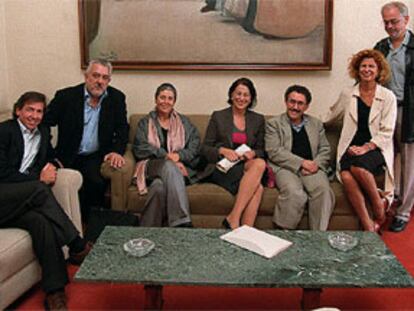 De izquierda a derecha, Bernardino León, Imanol Uribe, Farida Benlyazid, Carmen Romero, Ferid Boughedir, Carmen Alborch y Diego Galán, ayer, en el Círculo de Bellas Artes de Madrid. PLANO GENERAL - FOTO DE GRUPO