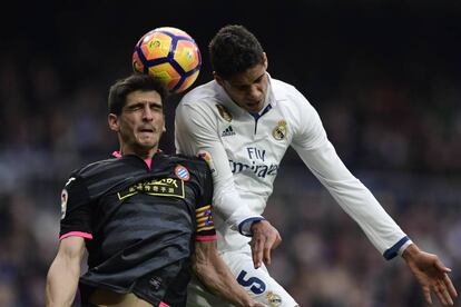 Gerard y Varane luchan por la pelota.