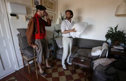 Lope de Aixela en casa de Marcos Amat, donde ha dormido una noche dentro de su proyecto '101 noches'.