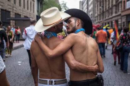 Una pareja se besa en la marcha del orgullo gay en México