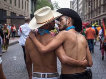 Una pareja se besa en la marcha del orgullo gay en México.