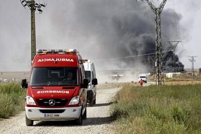 Fins al lloc de l'explosió, registrada cap a les dues de la tarda al barri saragossà de Garrapinillos, s'hi han traslladat bombers de l'Ajuntament de Saragossa i de la Diputació, a més d'efectius policials i sanitaris, segons ha informat la Guàrdia Civil.