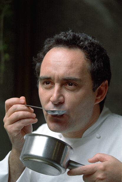 Ferran Adrià, en 1999, probando una de sus creaciones. Afirmó que el chef del hotel Negresco, Jacques Maximin, le cambió la vida: "Me hizo descubrir que podía pensar por mí  mismo".