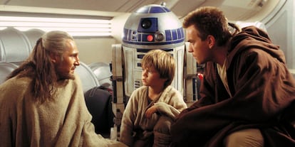 Los actores Liam Neeson (izquierda), el niño Jake Lloyd y Ewan McGregor, en ‘La amenaza fantasma’, de Star Wars.
