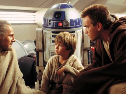 Los actores Liam Neeson (izquierda), el niño Jake Lloyd y Ewan McGregor, en ‘La amenaza fantasma’, de Star Wars.