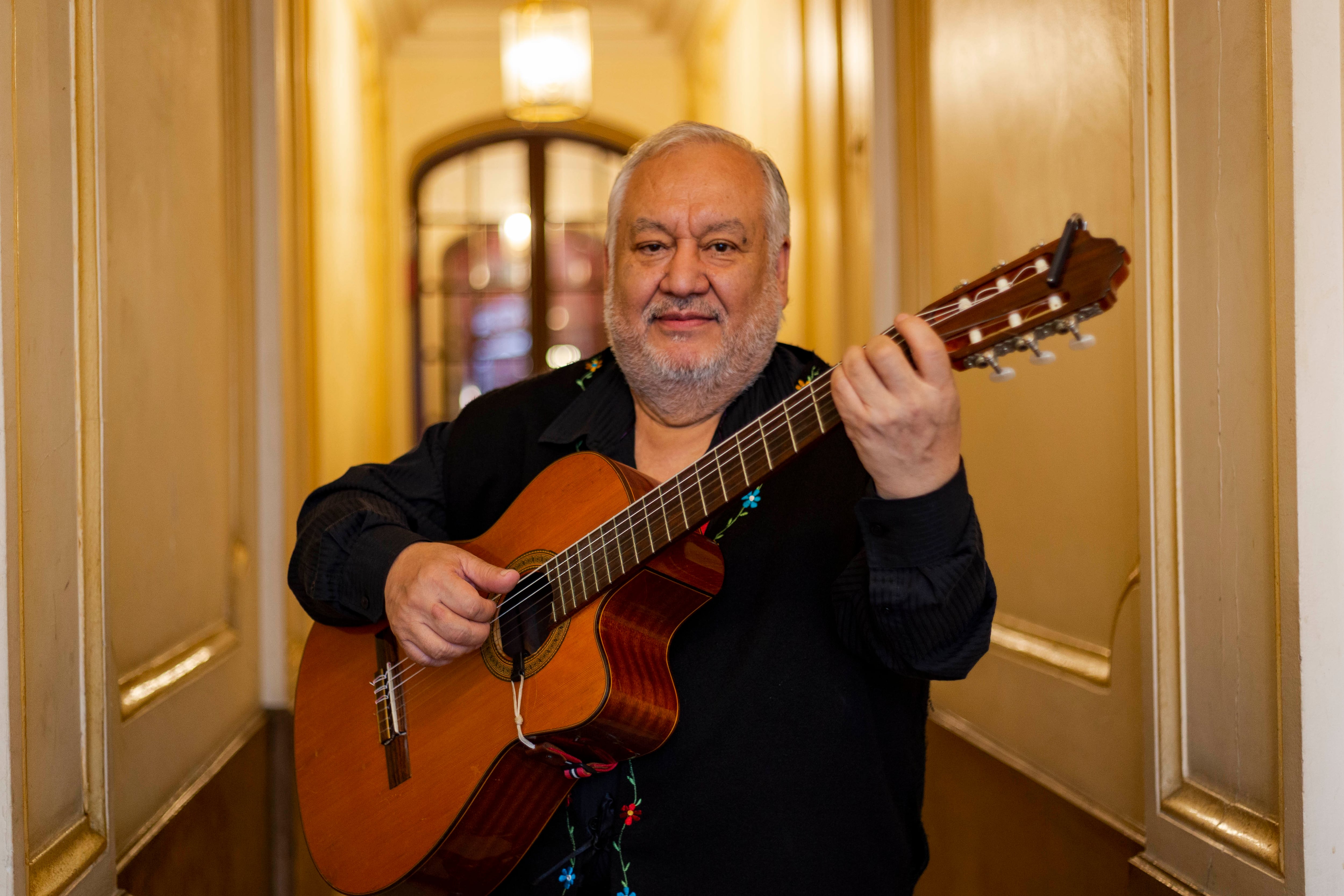 El músico peruano Ricardo Eyzaguirre en su casa en París, el 18 de junio.