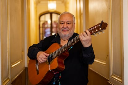 El músico peruano Ricardo Eyzaguirre en su casa en París, el 18 de junio.