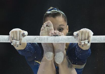 La gimnasta argentina Ailen Valente, integrante del equipo de gimnasia artística, realiza su ejercicio de barras asimétricas durante los Juegos Panamericanos que se celebran en Toronto, Canadá.