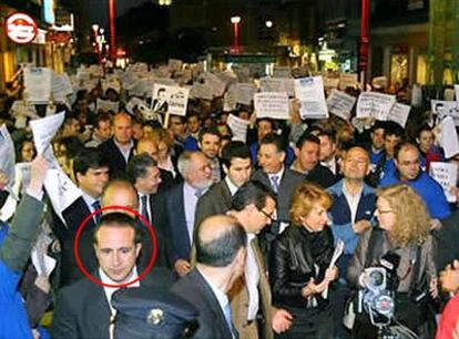 A la izquierda, señalado con un círculo, Pinto, junto a Esperanza Aguirre en un acto electoral en marzo de 2008.