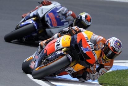 Stoner rueda por delante de Lorenzo en el circuito de Laguna Seca.