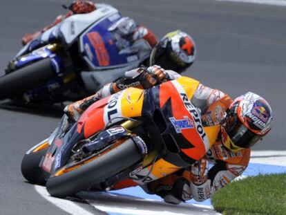 Stoner rueda por delante de Lorenzo en el circuito de Laguna Seca.