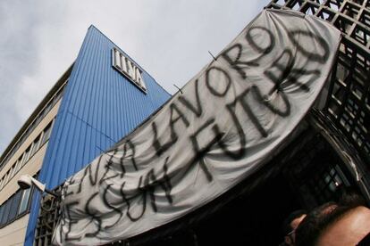 Una pancarta colocada en la fachada de la acerería Ilva dice "Sin trabajo, no hay futuro".