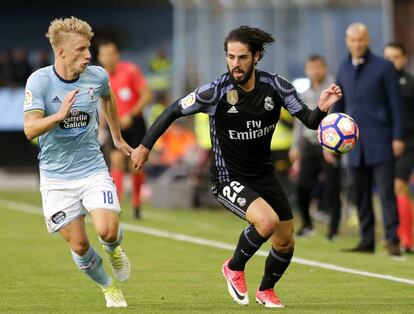 El centrocampista del Real Madrid Isco Alarcón (d) lucha el balón con el danés Daniel Wass, centrocampista del Celta de Vigo.