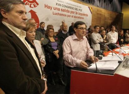 José Luis Centella, en el atril, rodeado por la dirección del PCE tras ser elegido secretario general.