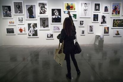 Una de las salas de la exposici&oacute;n de fotograf&iacute;a de moda.