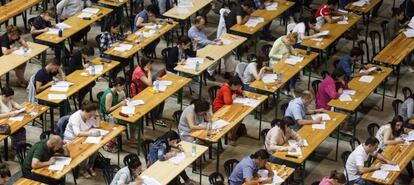 Opositores en un examen en Galicia, el pasado julio. 