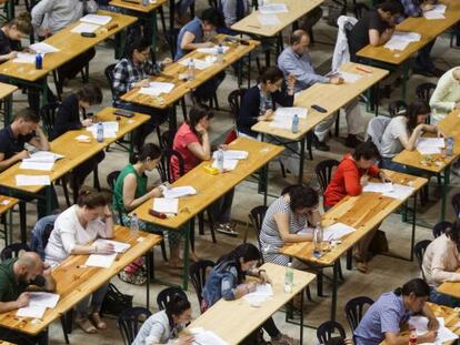 Opositores en un examen en Galicia, el pasado julio.
